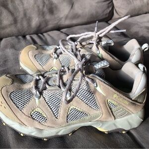 Columbia hike shoes, 7.5 US like new